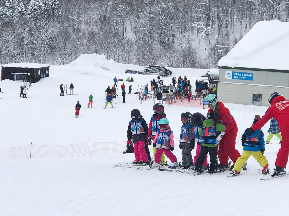 [日本親子滑雪]北海道二世谷 Hanazono滑雪學校 環境 師資 課程 費用（錢錢3歲&朱寶6歲）