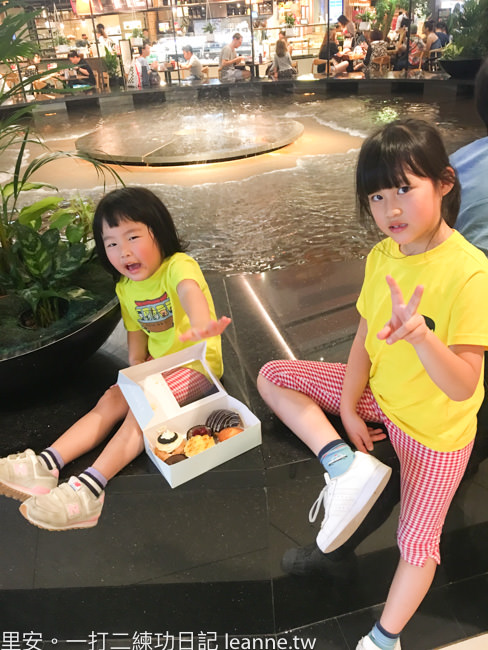 [新加坡景點]帶小孩到老巴剎美食廣場吃沙嗲 看金沙酒店燈光秀 大人心情放鬆 小孩開心跑跑跳跳
