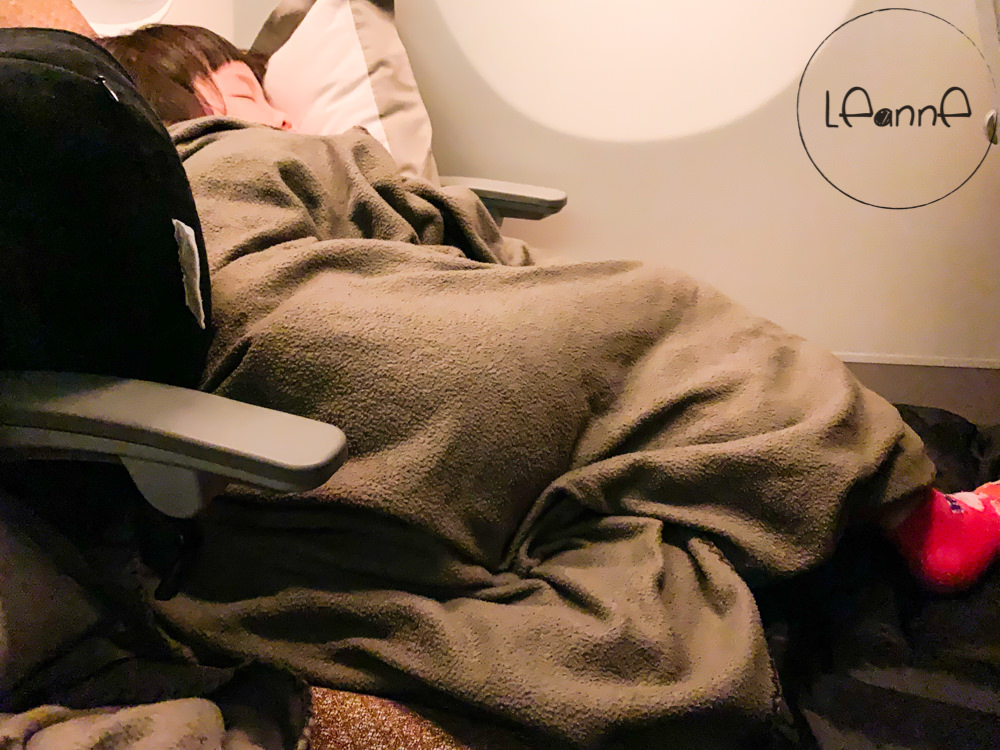 親子長途旅行帶著Plane Pal充氣腳墊 讓孩子在飛機上一夜好眠