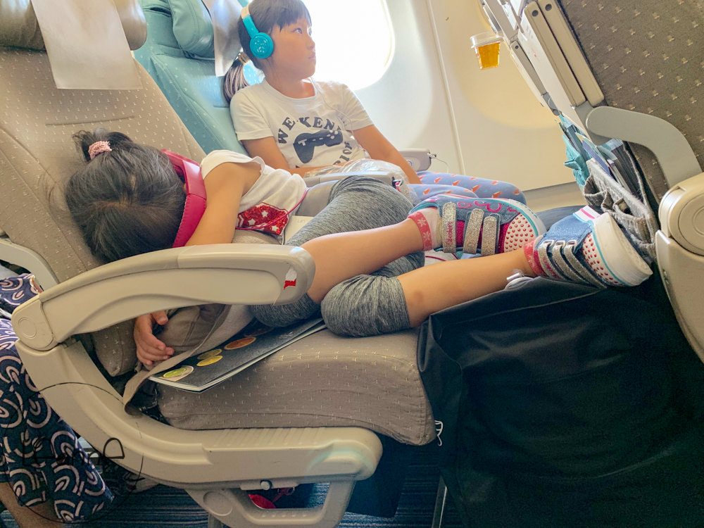 親子長途旅行帶著Plane Pal充氣腳墊 讓孩子在飛機上一夜好眠