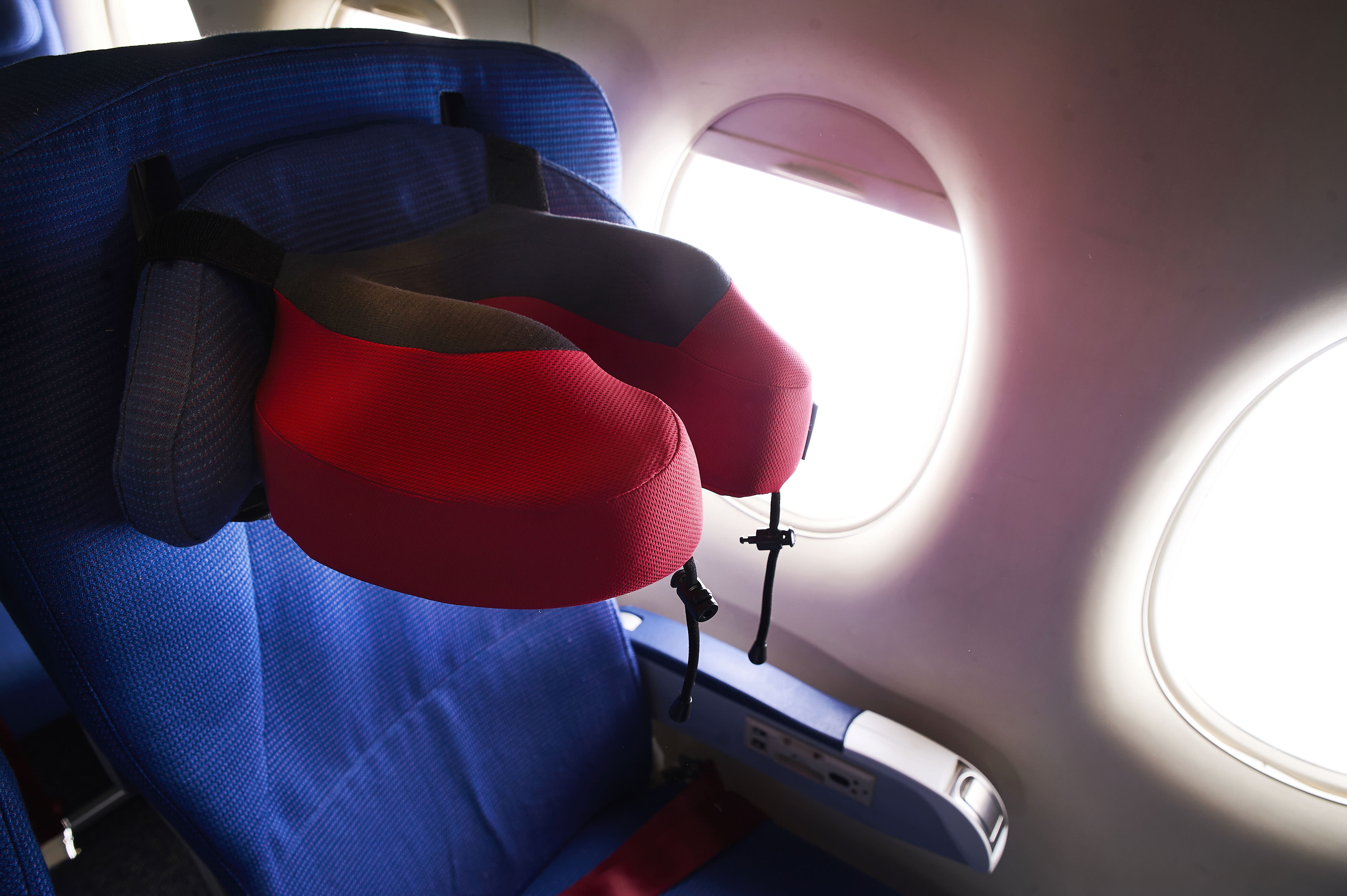 超好用的飛機頸枕 Cabeau 讓經濟艙升等為商務艙 獲得一夜舒適好眠